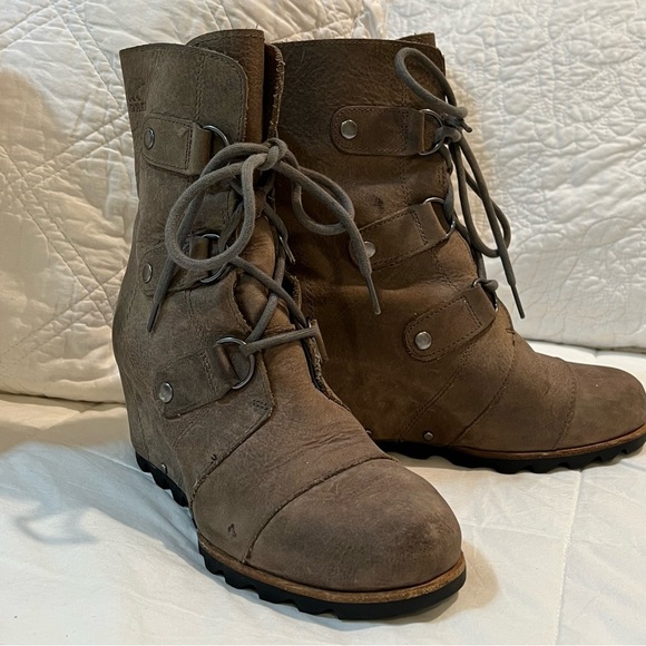 SOREL Joan of Arctic  distressed leather wedge booties size 8 - Picture 2 of 11